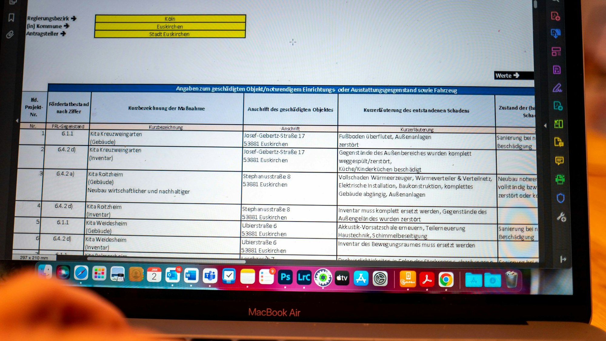 Ein Laptop, auf dessen Bildschirm der Wiederaufbauplan zu sehen ist.