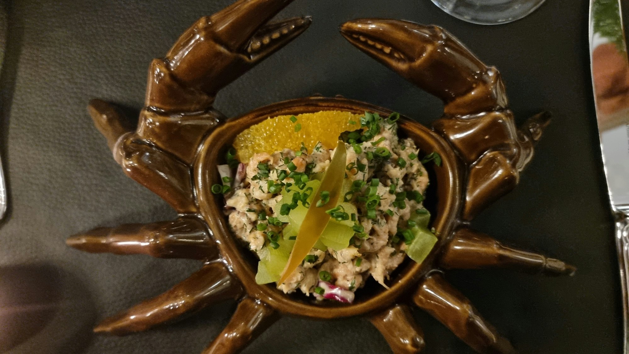 Büsumer Krabbensalat in Krabbe serviert (Augustin)