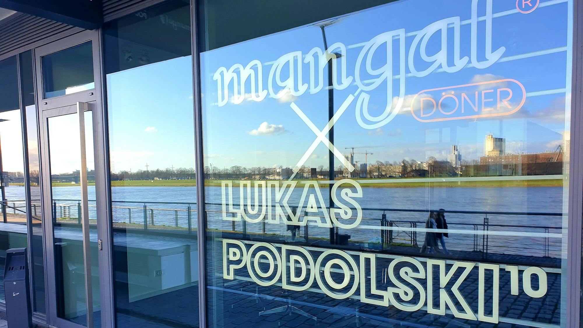 euchtreklame von Mangal Döner im Kölner Rheinauhafen