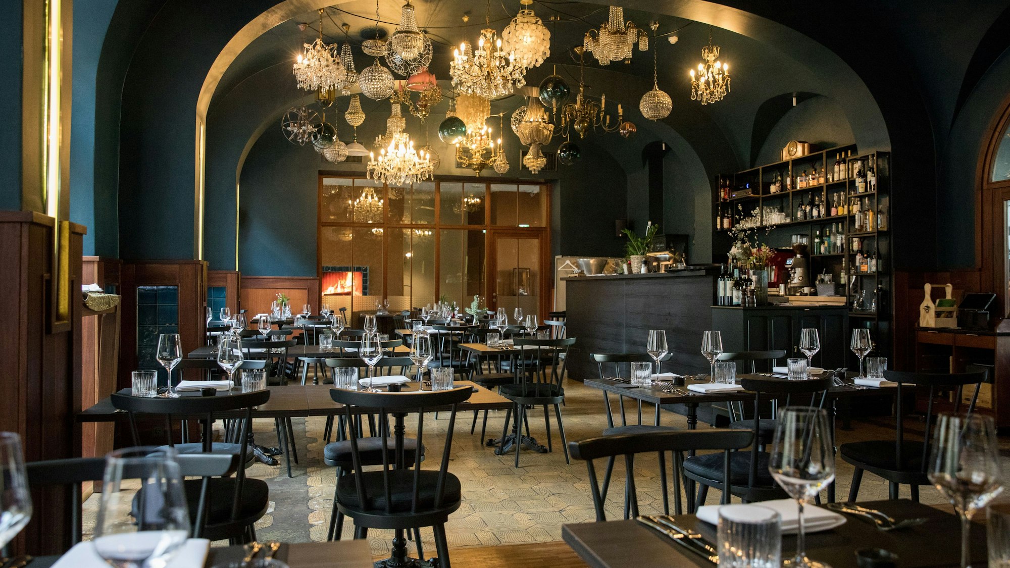 Das Restaurant Augustin mit edlem, dunklen Interieur und vielen Kronleuchtern. (Archivbild)