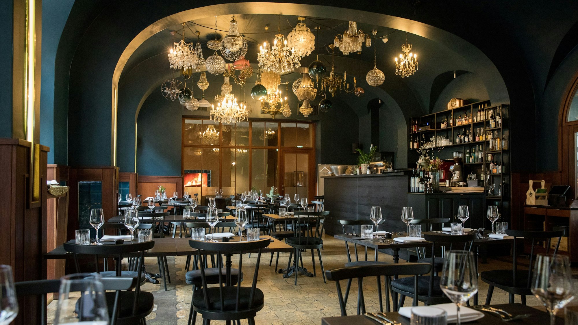 Gedeckte Tische im Restaurant Augustin in Köln. (Archivbild)