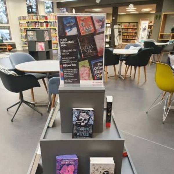 Aufsteller mit Büchern in der Stadtbibliothek Köln