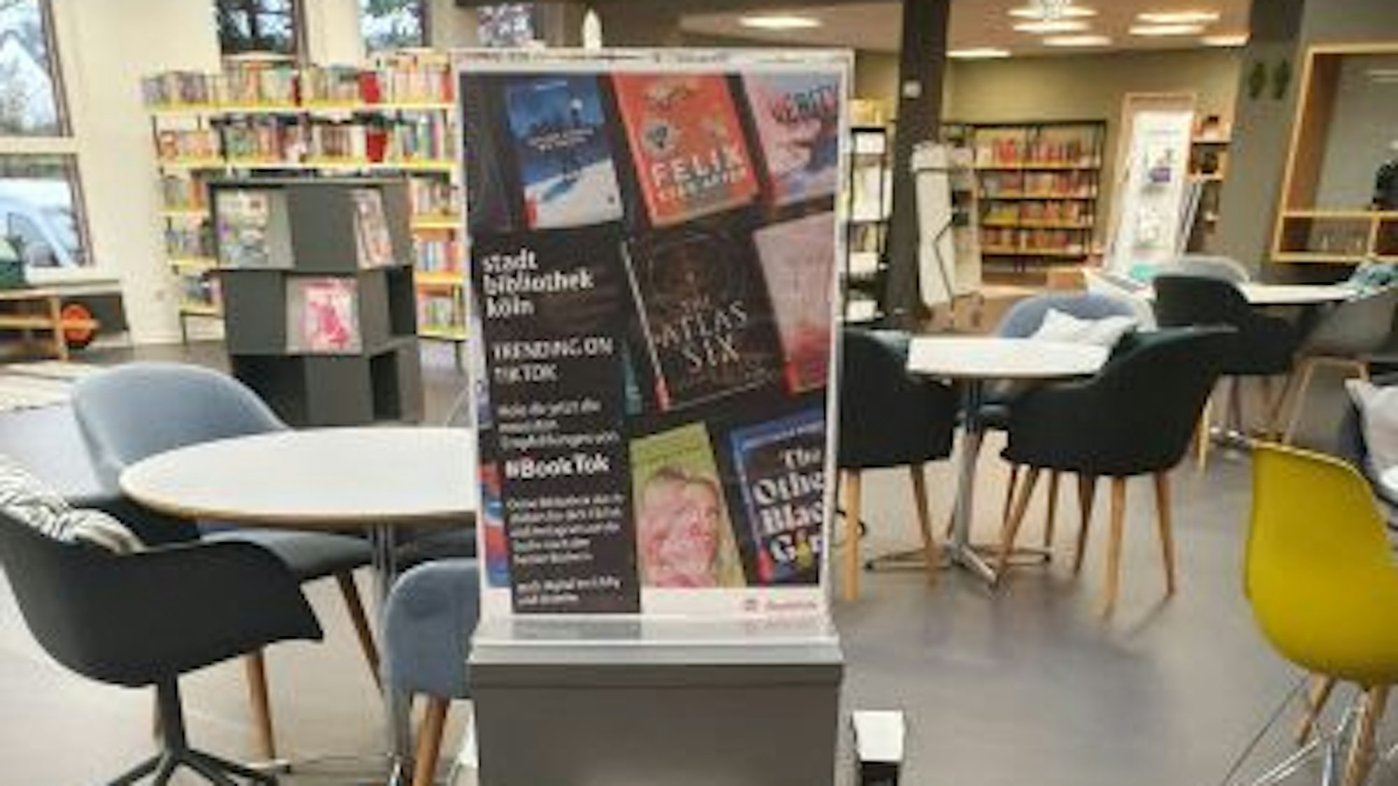 Aufsteller mit Büchern in der Stadtbibliothek Köln