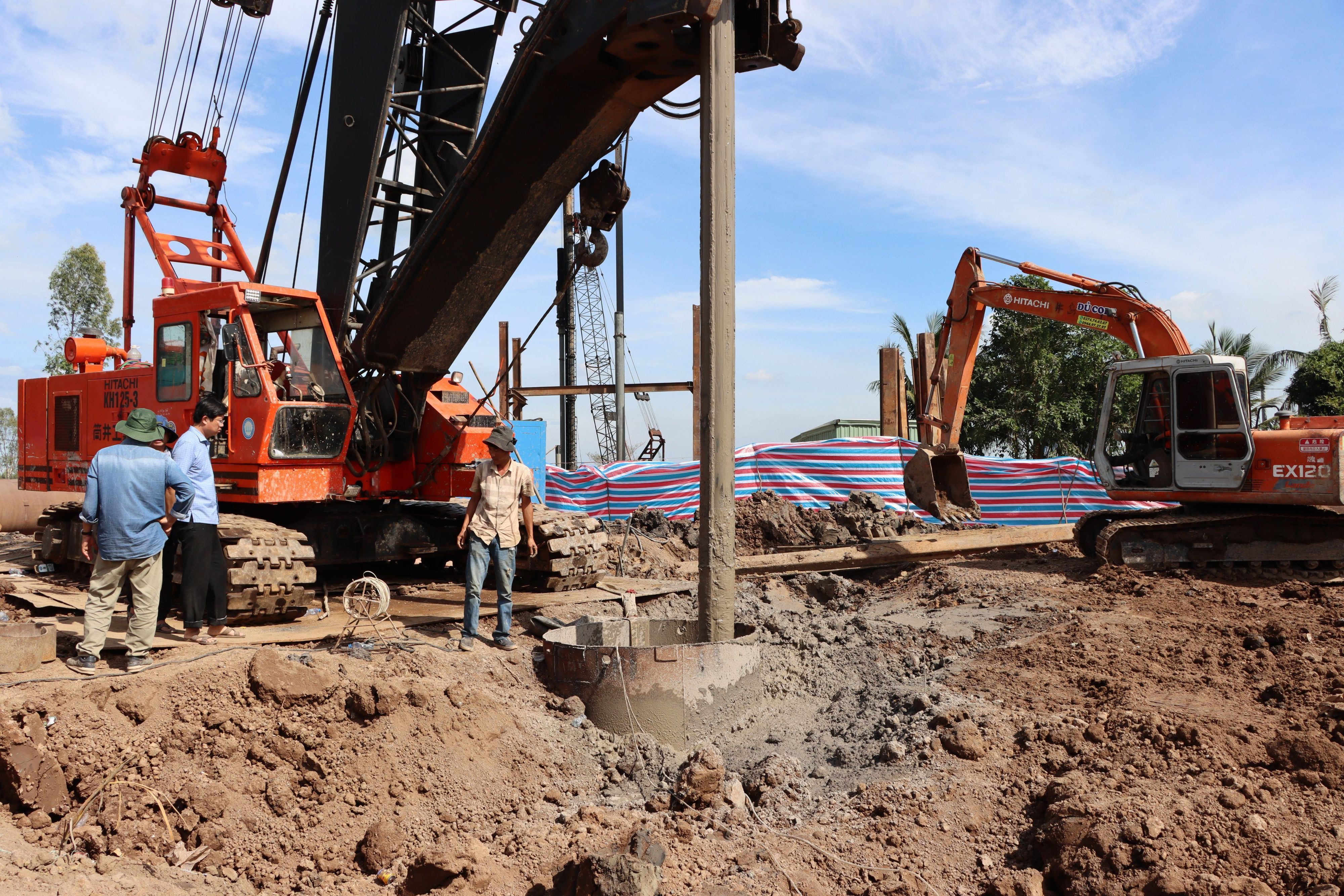 Vietnam, Roc Sen ridge: Rettungskräfte stehen an einem Rohr auf einer Baustelle. Mehrere Tage nach dem Sturz eines Jungen in ein 35 Meter tiefes Betonrohr im Südwesten von Vietnam ist er für tot erklärt worden.