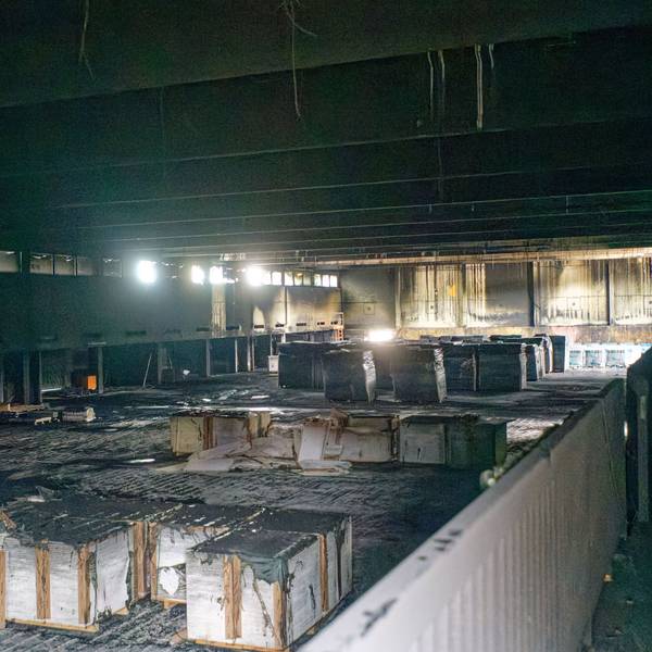 Die ausgebrannte Sporthalle der Gesamtschule Schlebusch ist jetzt Rußschwarz: Dämmmaterial liegt in der Halle. Foto: Ralf Krieger