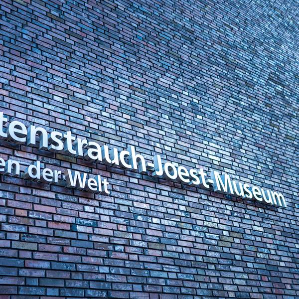 Schriftzug des Rautenstrauch-Joest-Museums an der Hausfassade