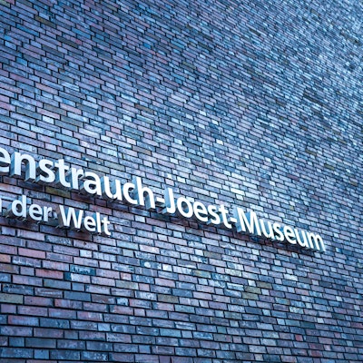 Schriftzug des Rautenstrauch-Joest-Museums an der Hausfassade