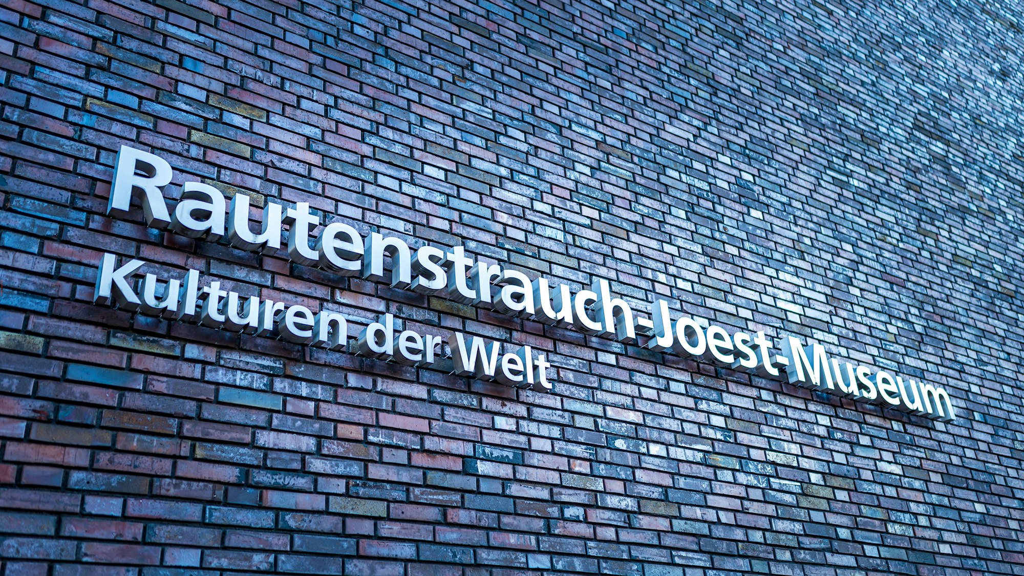 Schriftzug des Rautenstrauch-Joest-Museums an der Hausfassade
