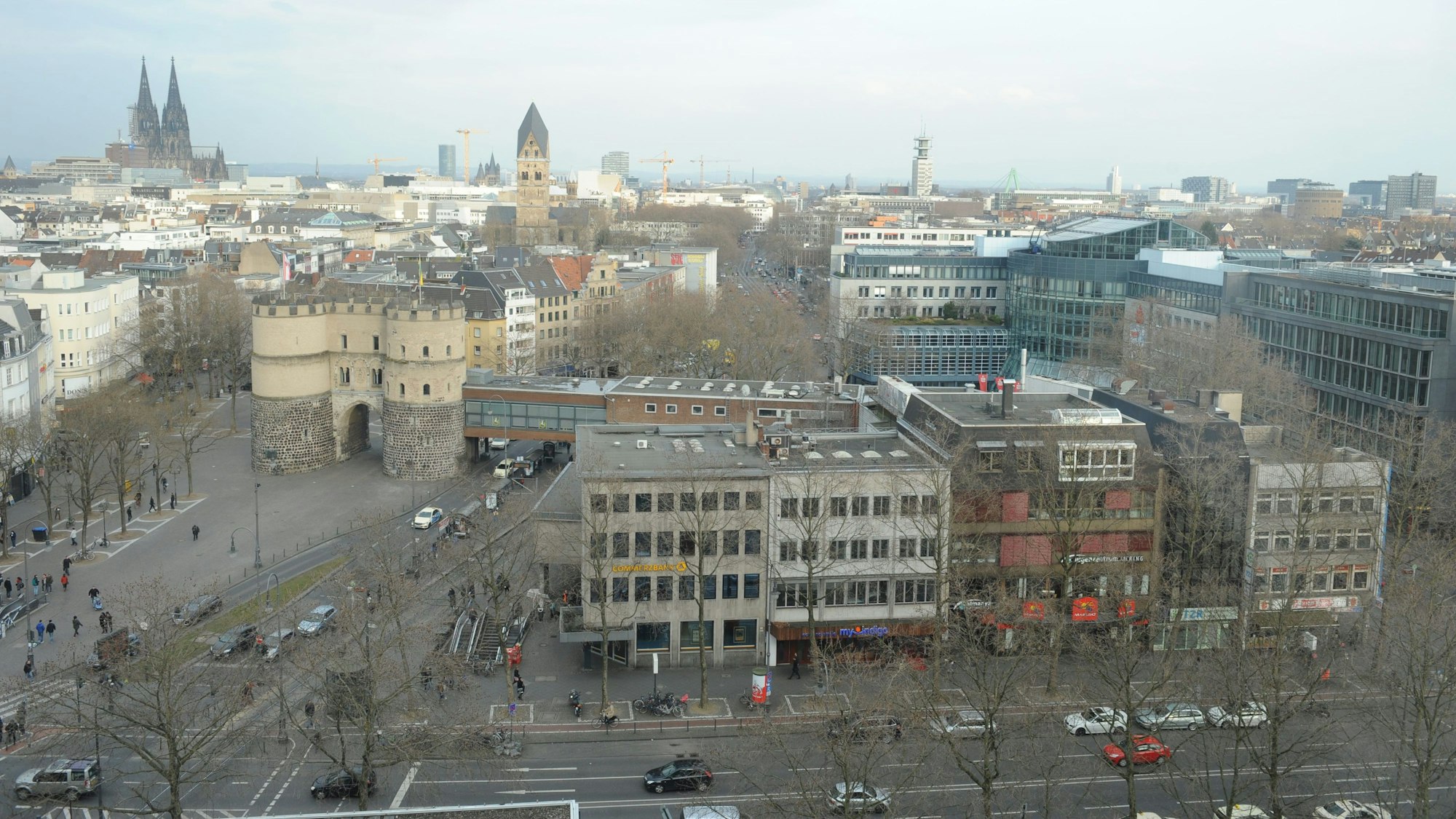 Das Bild zeigt den Blick vom Hotel Steigenberger auf die Bebauung am Rudolfplatz im Jahr 2015.