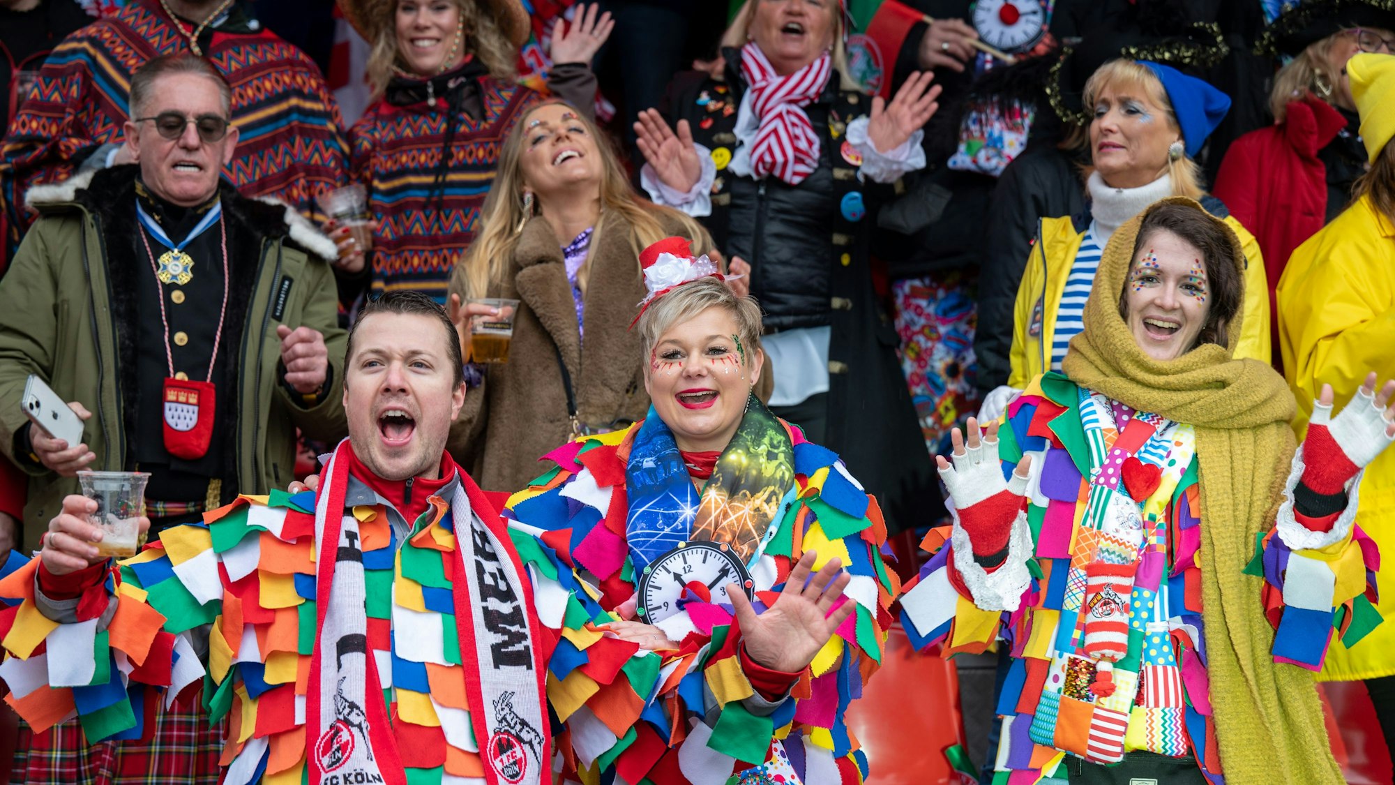 Verkleidete Frauen und Männer feiern Karneval.