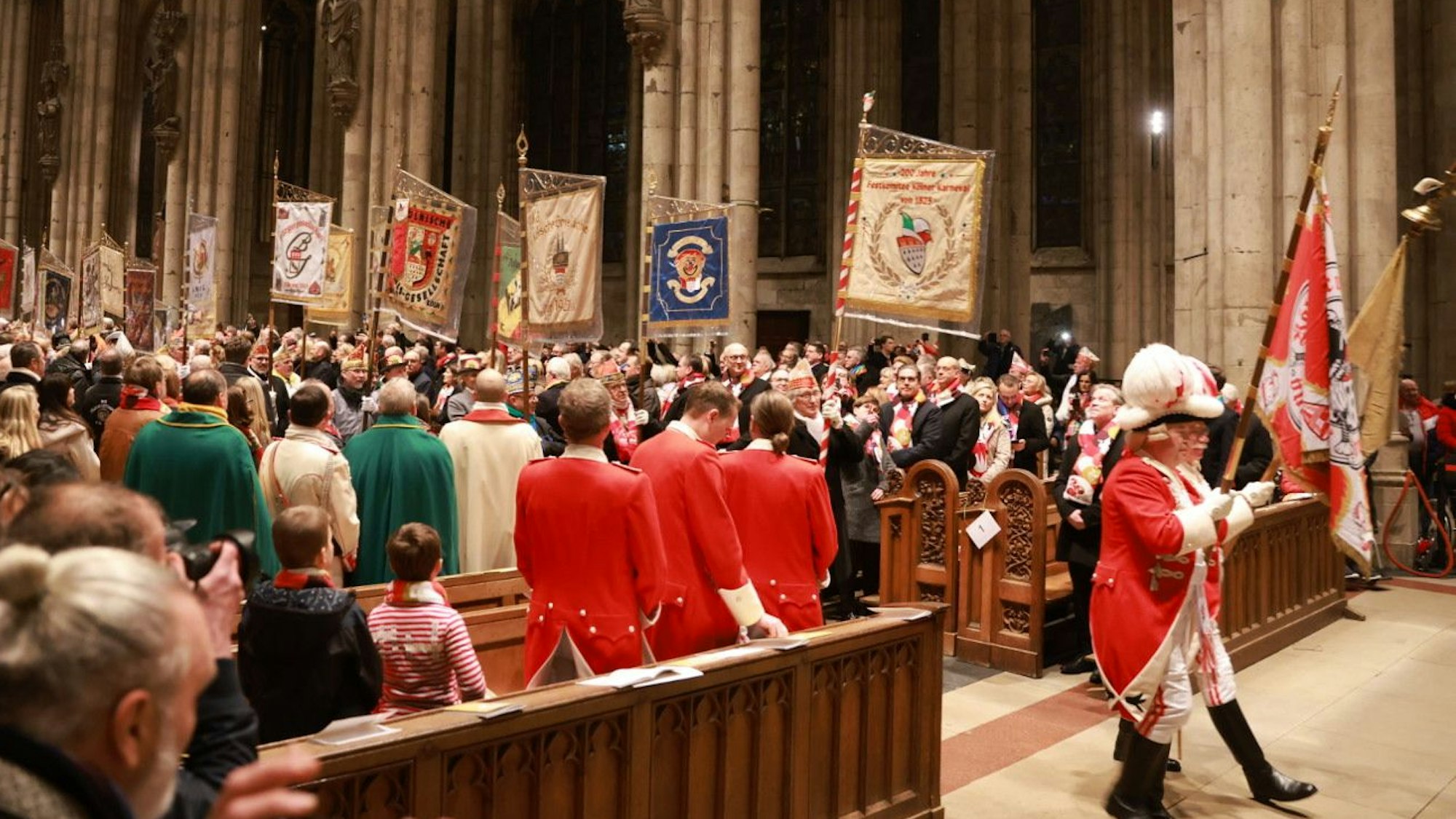 Einzug der Karnevalisten in den Kölner Dom