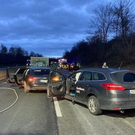 Ein Auto ist einem anderen Auto auf einer Autobahn aufgefahren.