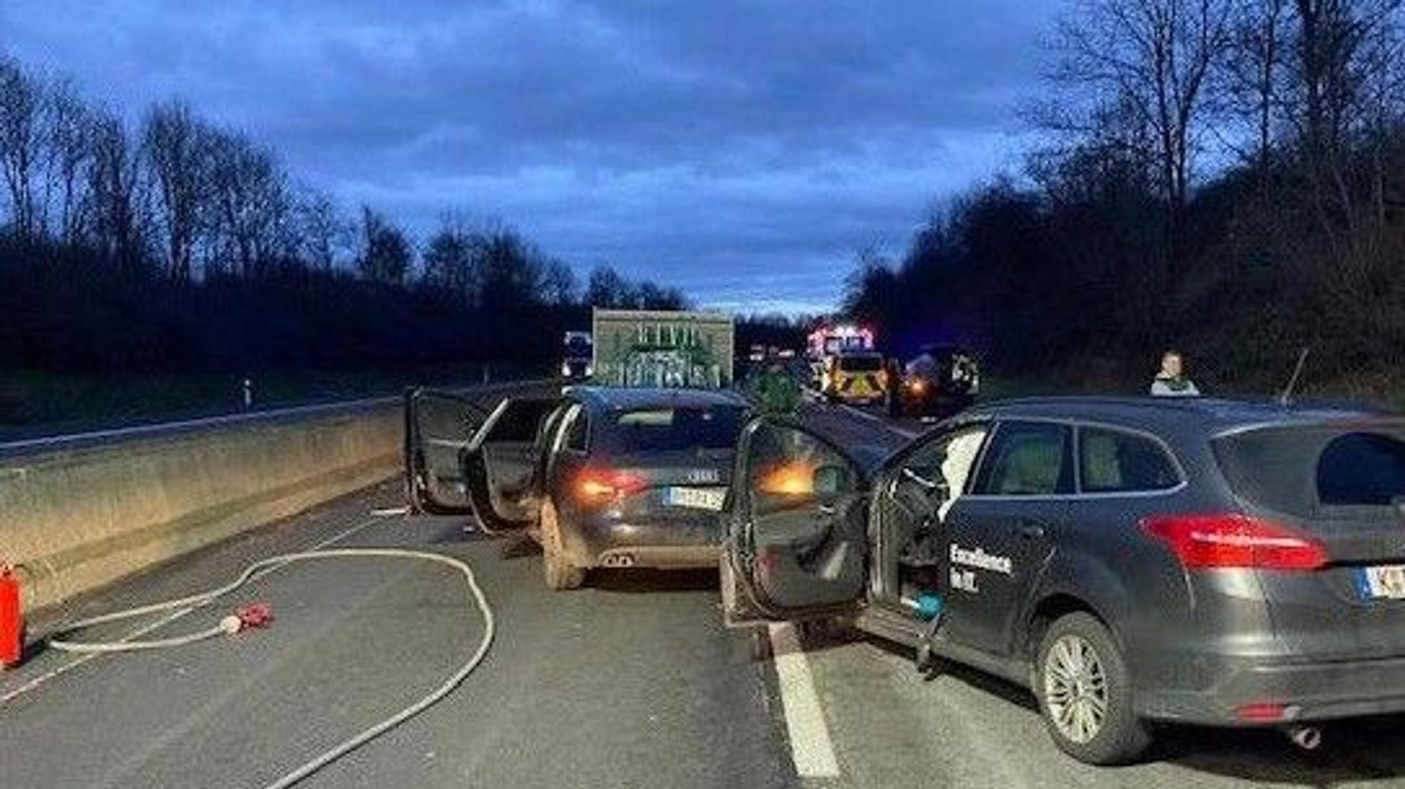Ein Auto ist einem anderen Auto auf einer Autobahn aufgefahren.