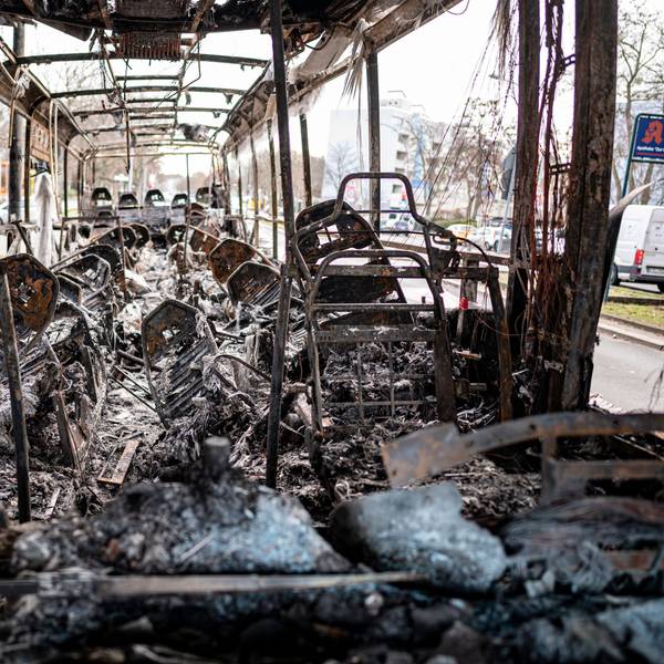 Ein ausgebrannter Reisebus steht nach Krawallen in der Silvesternacht in einer Straße im Berliner Bezirk Neukölln.