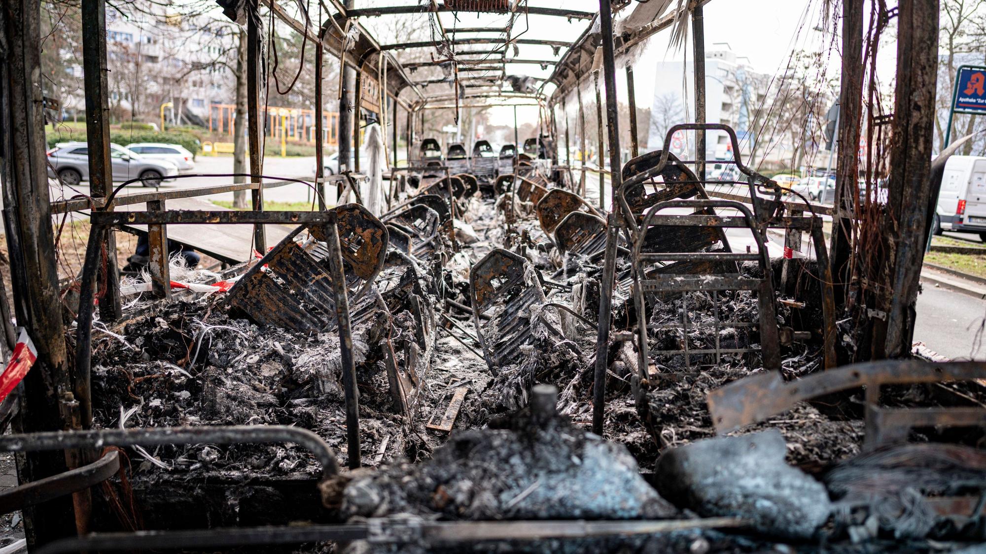 Ein ausgebrannter Reisebus steht nach Krawallen in der Silvesternacht in einer Straße im Berliner Bezirk Neukölln.