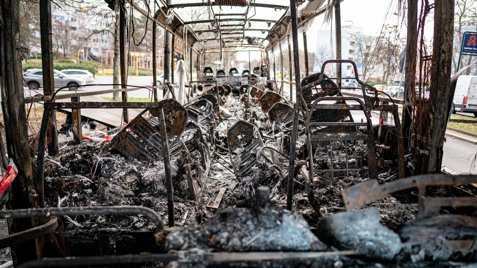 Ein ausgebrannter Reisebus steht nach Krawallen in der Silvesternacht in einer Straße im Berliner Bezirk Neukölln.