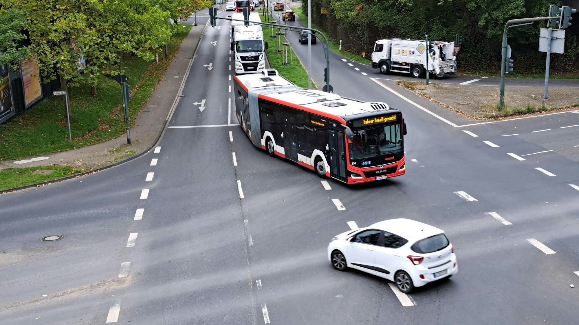 Die Wupsi versucht mit allen Mitteln neue Busfahrer anzuwerben. An den Bussen steht schon länger der Ausruf "Fahrer (mwd) gesucht"