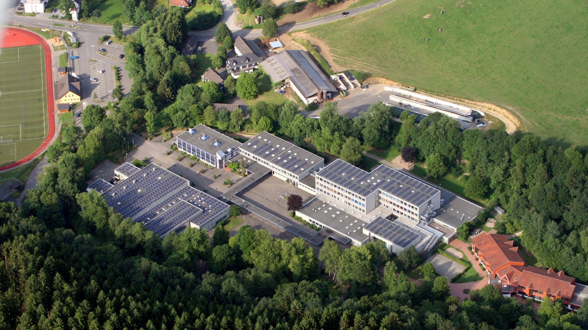 Die Gesamtschule Kürten aus der Luft fotografiert.