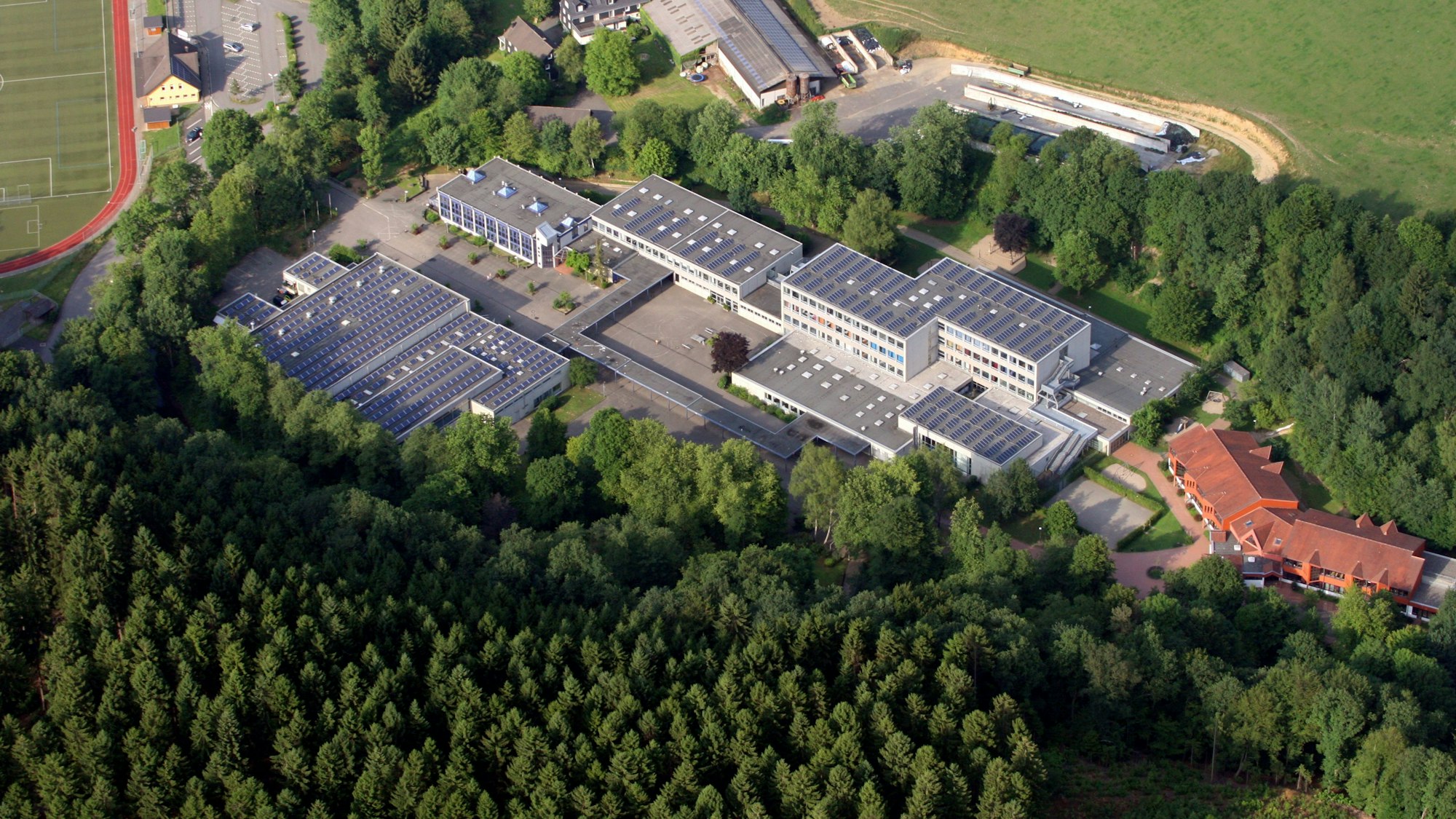 Das Schulzentrum ist umringt von Bäumen.