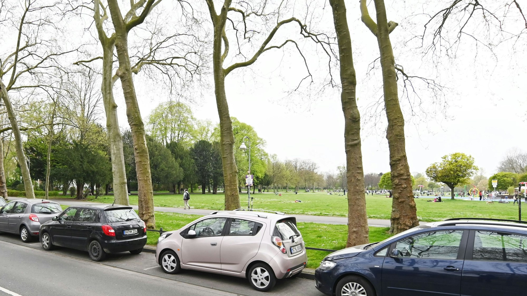 Parktaschen auf der Venloer Straße, Blickrichtung Süd/Ost.