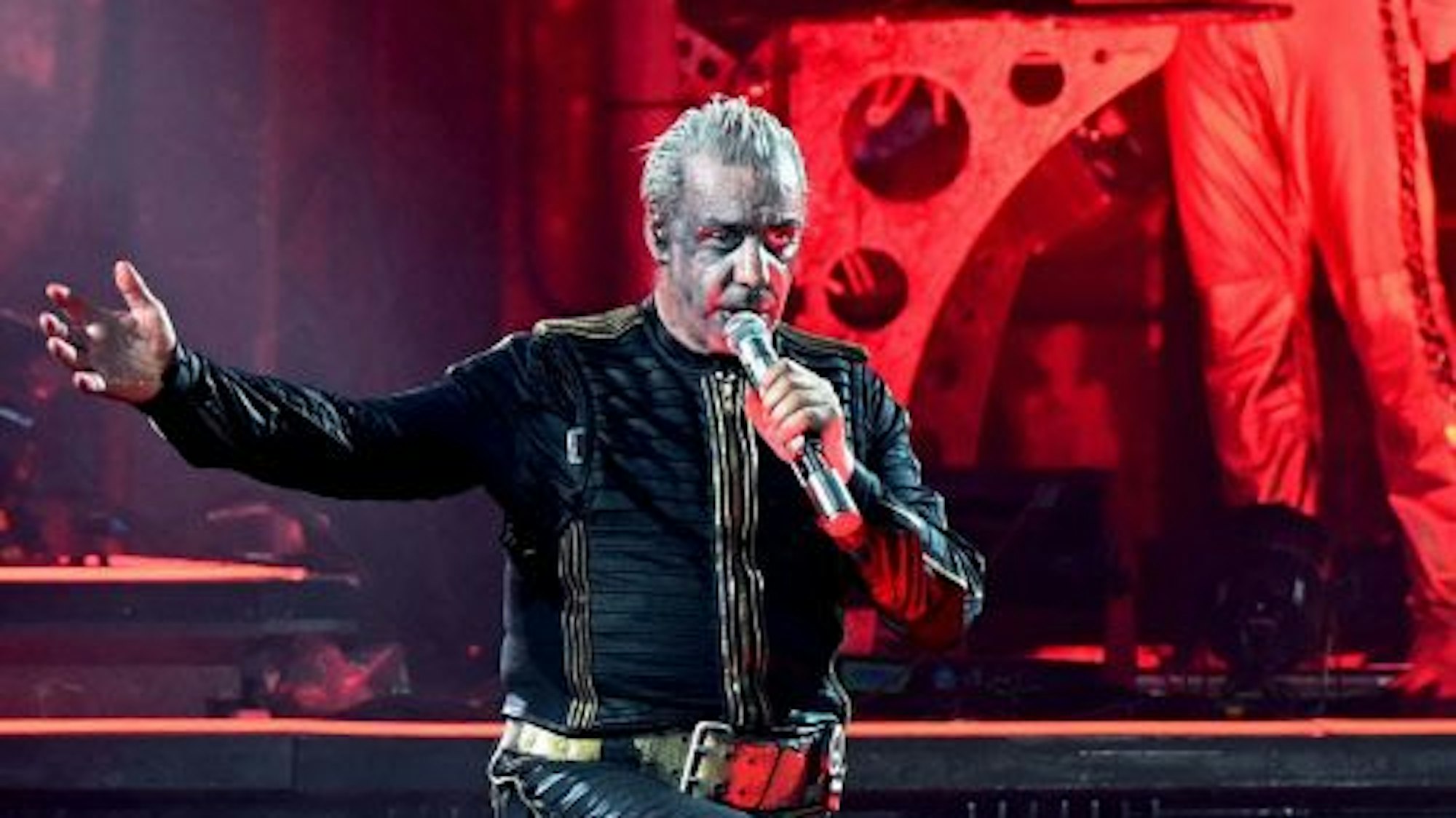 Till Lindemann von Rammstein bei einem Konzert.