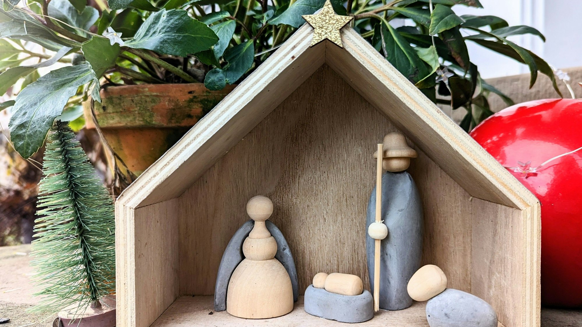 Eine kleine Holzkrippe steht vor der Tür von Gudrun Schmitz in Hartegasse im Januar 2023. Hartegasse und Kapellensüng verwandelten sich zu einem Krippendorf.