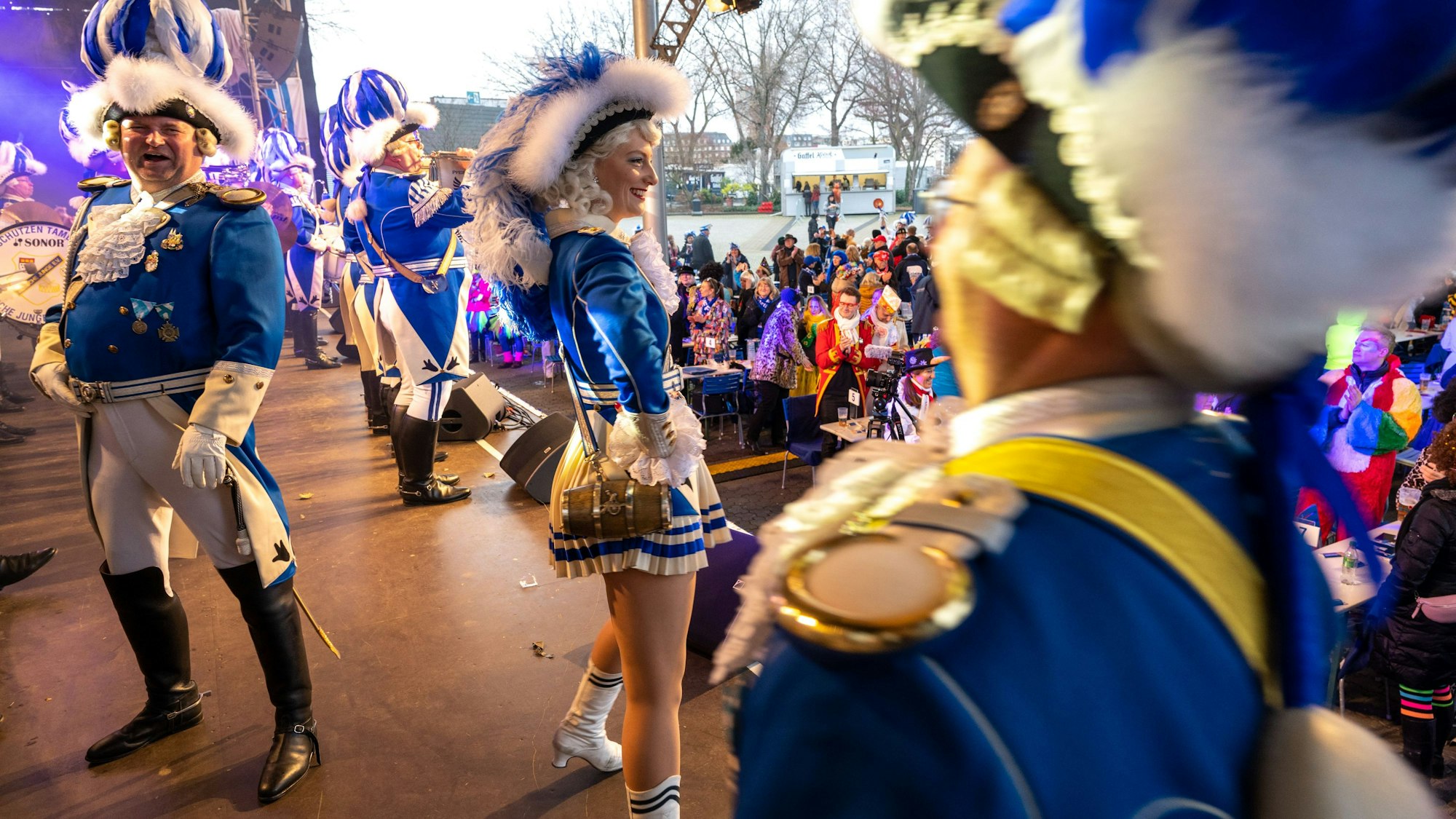 Blaue Funken auf der Bühne.