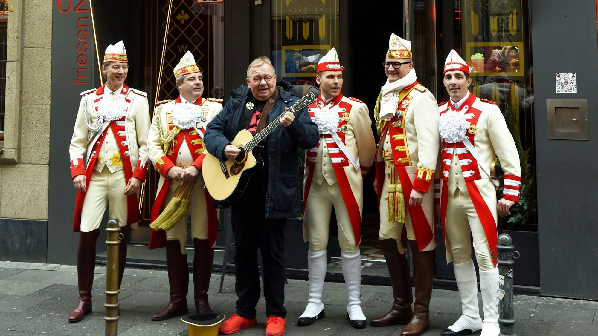 Die Prinzen-Garde mit Bernd Stelter im Januar 2020 vor der Grid Bar.