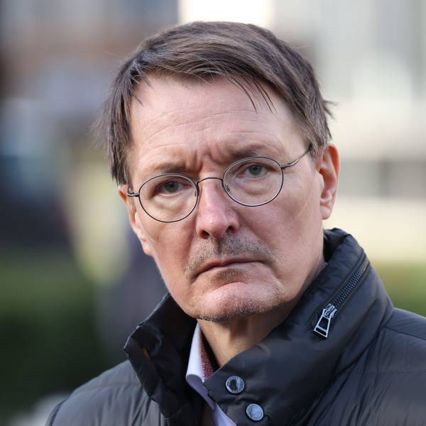 Karl Lauterbach (SPD), Bundesgesundheitsminister, gibt nach dem Besuch der Klinik für Kinder- und Jugendmedizin am Charité Virchow-Klinikum CVK Berlin ein Pressestatement.