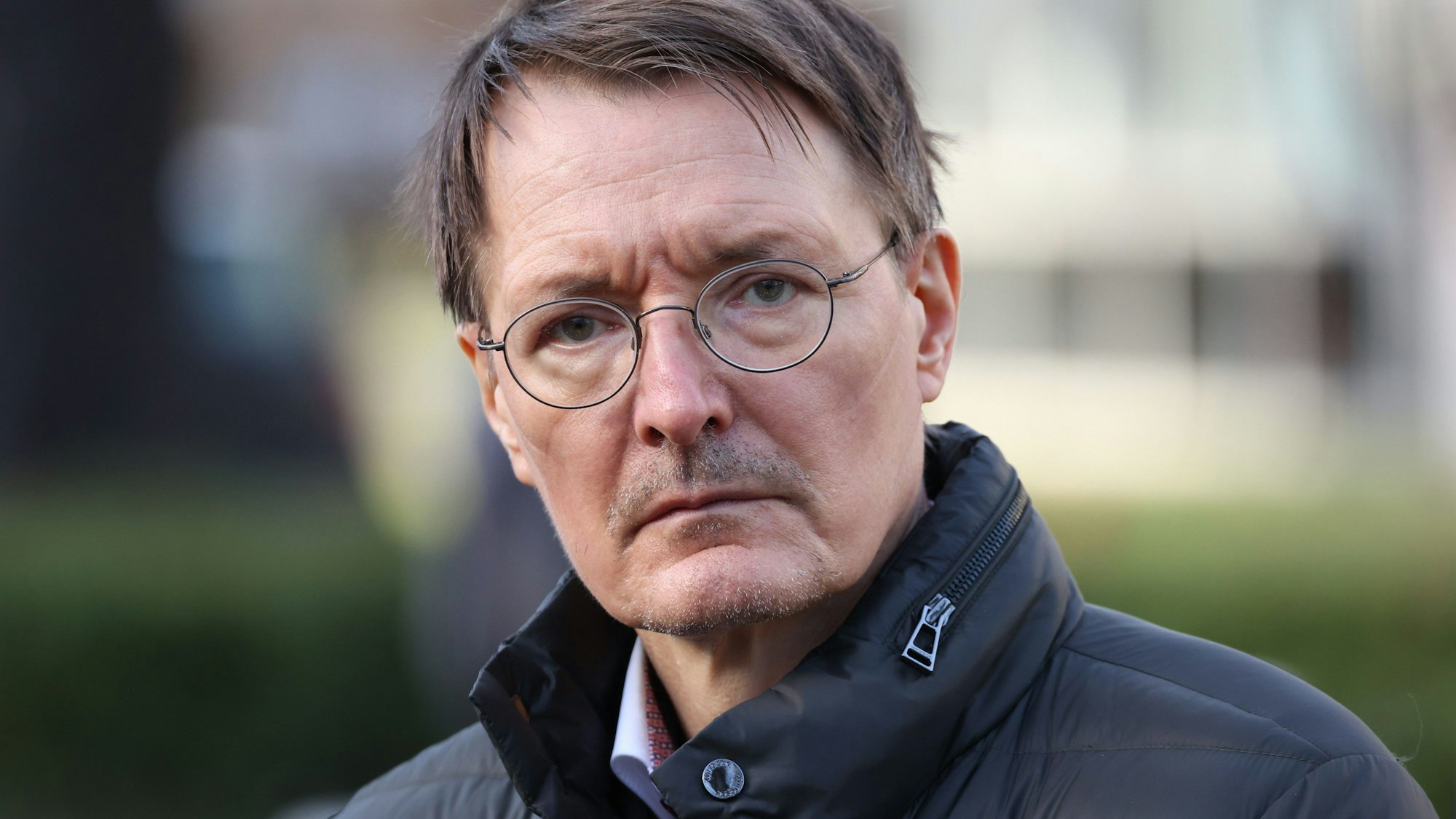 Karl Lauterbach (SPD), Bundesgesundheitsminister, gibt nach dem Besuch der Klinik für Kinder- und Jugendmedizin am Charité Virchow-Klinikum CVK Berlin ein Pressestatement.