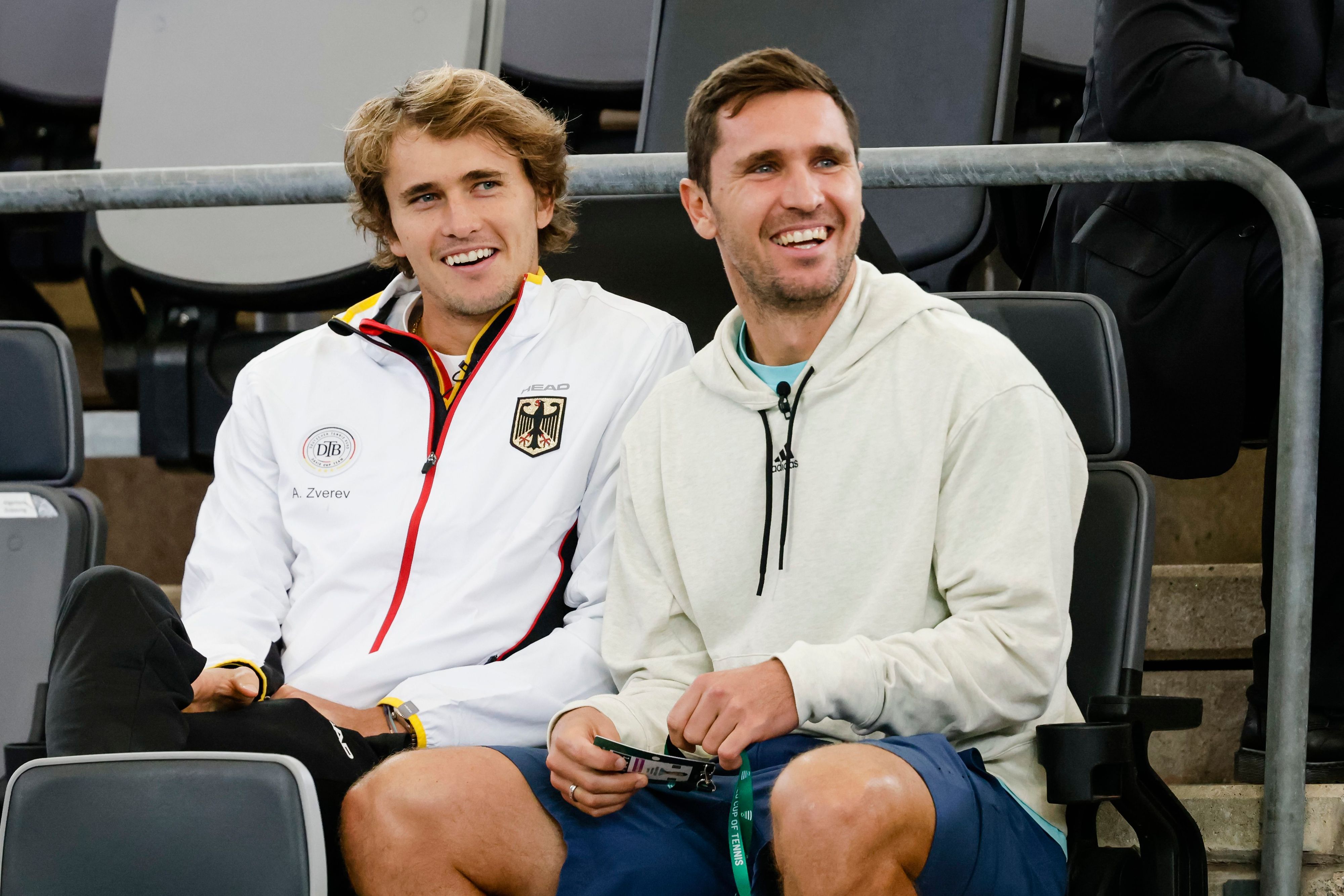 Alexander Zverev (l.) und sein Bruder Mischa sitzen auf der Tribüne (Archivbild)