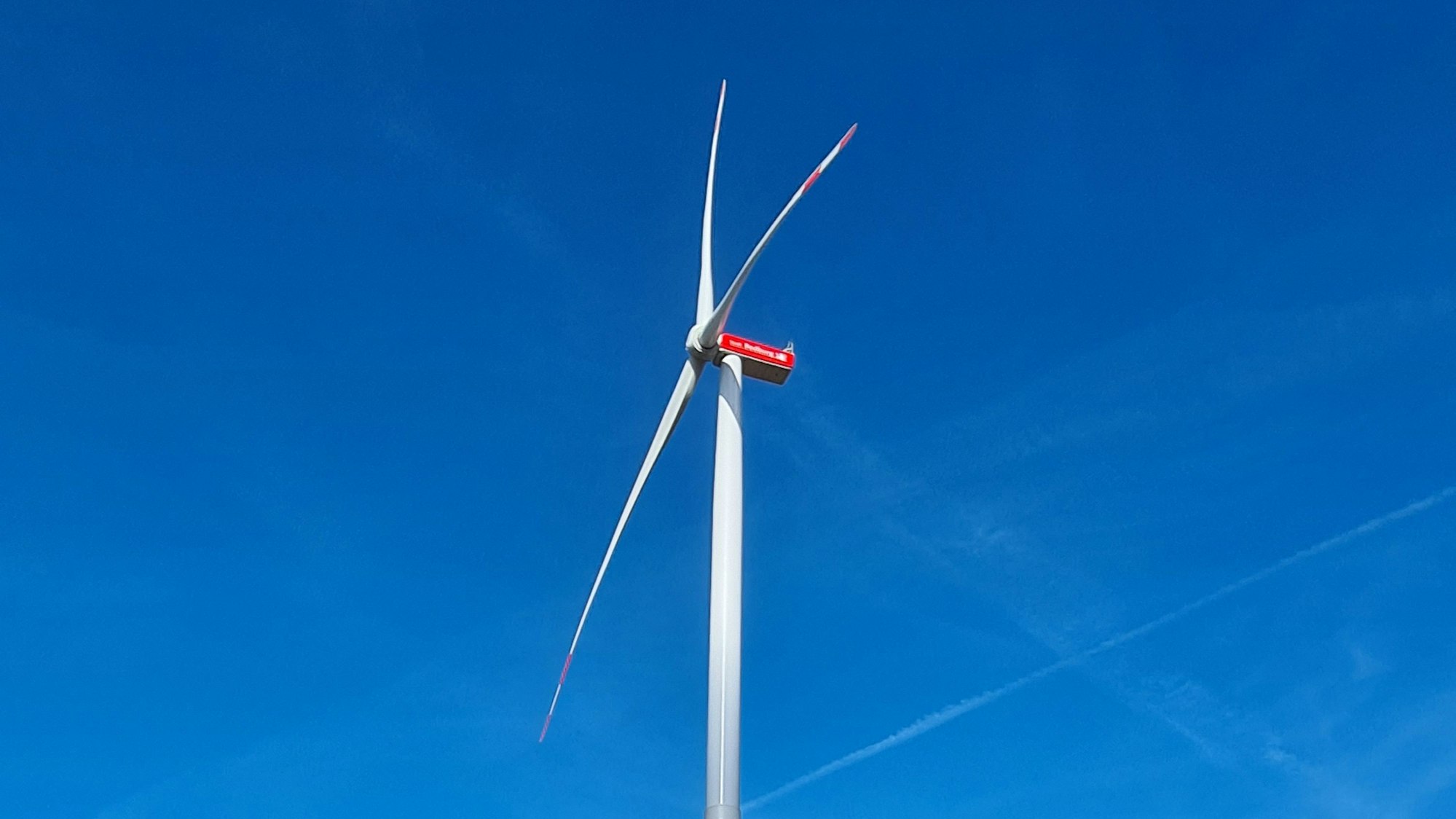 Die Stadt Bedburg und RWE Renewables haben einen Windpark mit fünf Windrädern an der Autobahn A44n in Betrieb genommen.