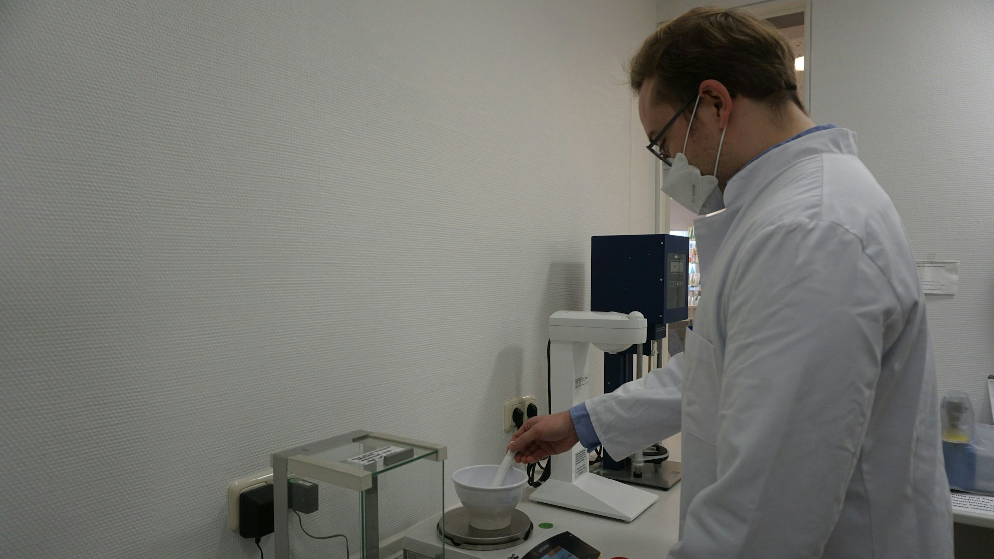 Simon Pielen, hier im Januar 2023, stellt in der Schwanen-Apotheke Medikamente für den Notfall her.