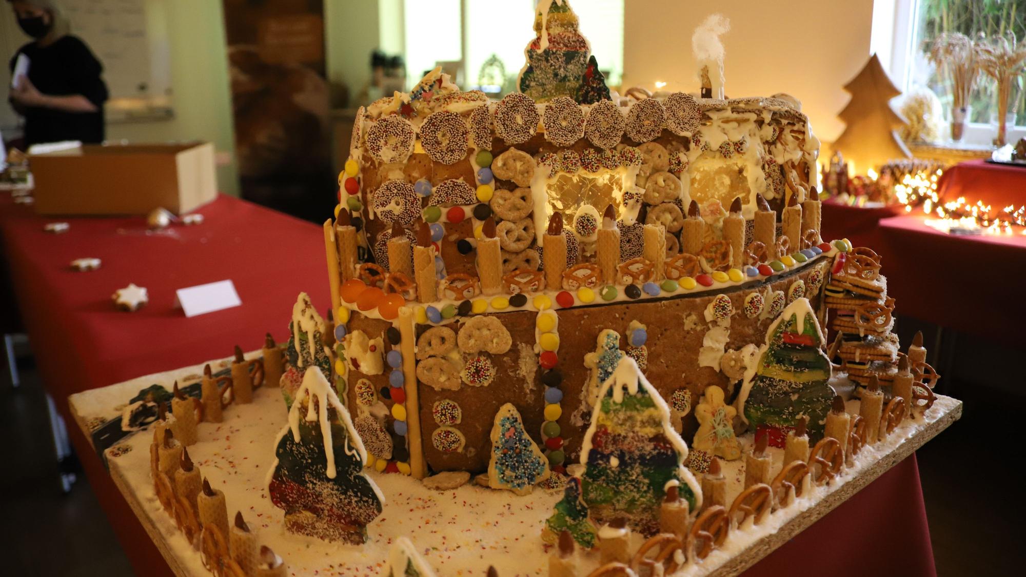 Ein Haus aus Lebkuchen geschmückt mit allerlei Süßigkeiten.