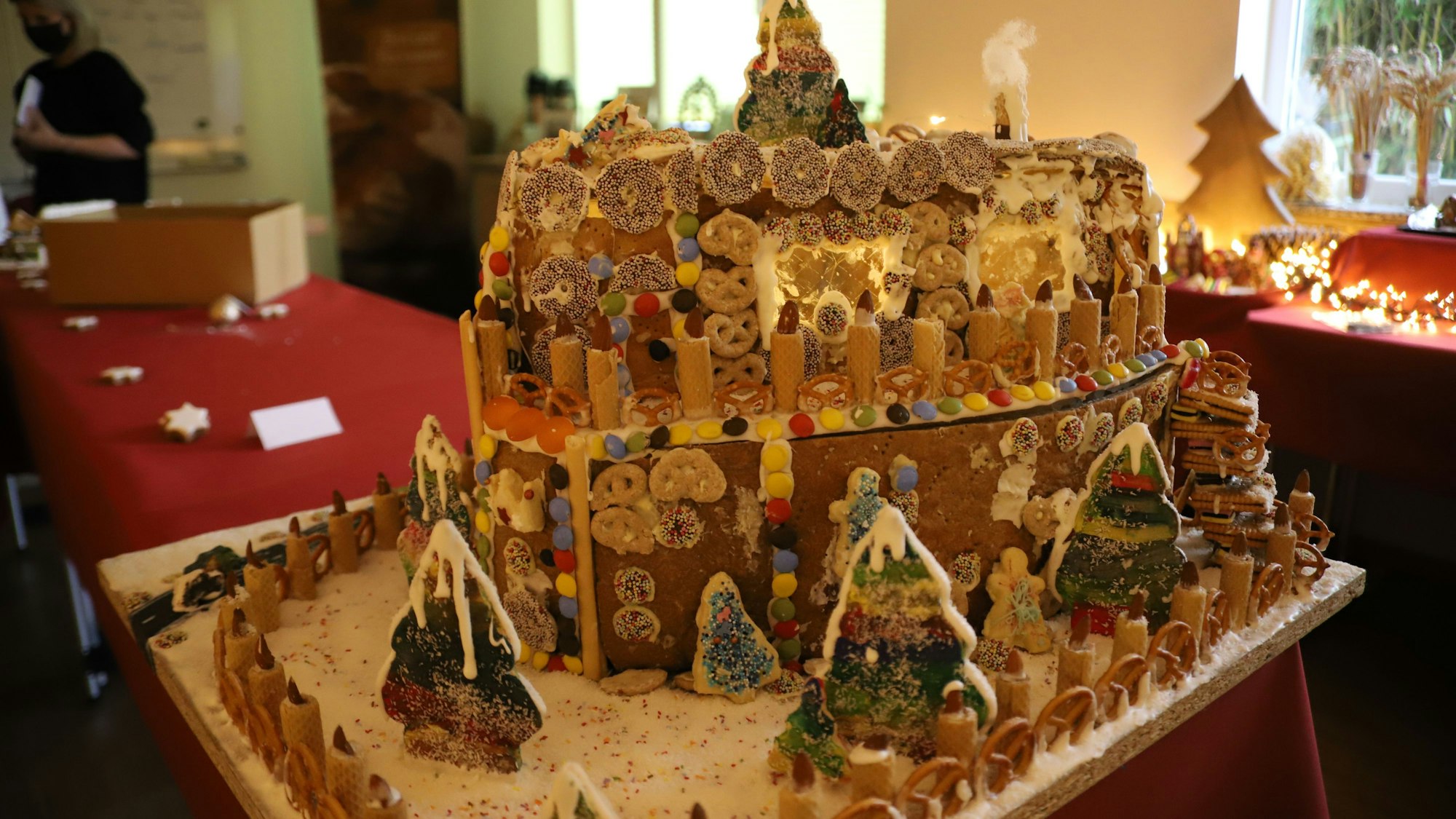 Ein Haus aus Lebkuchen geschmückt mit allerlei Süßigkeiten.