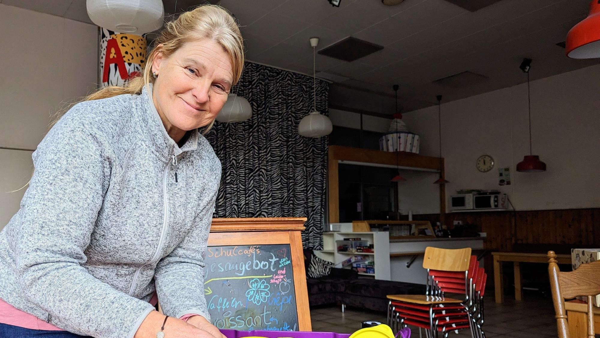 Claudia Nassenstein bereitet vegane Brote vor.