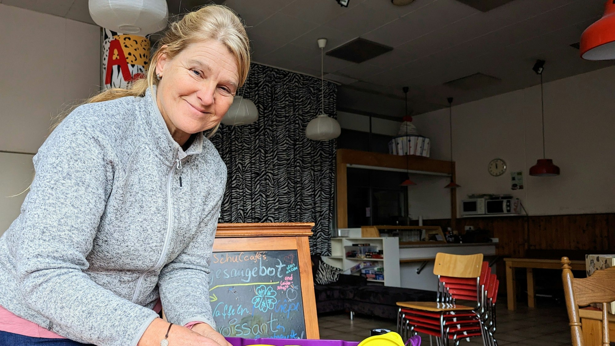 Claudia Nassenstein bereitet vegane Brote vor.