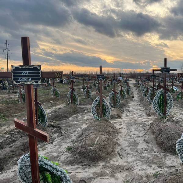 Grab neben Grab: Der Friedhof in Butscha mit den ermordeten Zivilisten, die nicht identifiziert werden konnten.