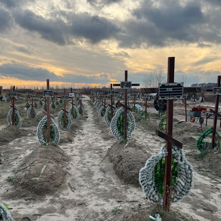 Grab neben Grab: Der Friedhof in Butscha mit den ermordeten Zivilisten, die nicht identifiziert werden konnten.