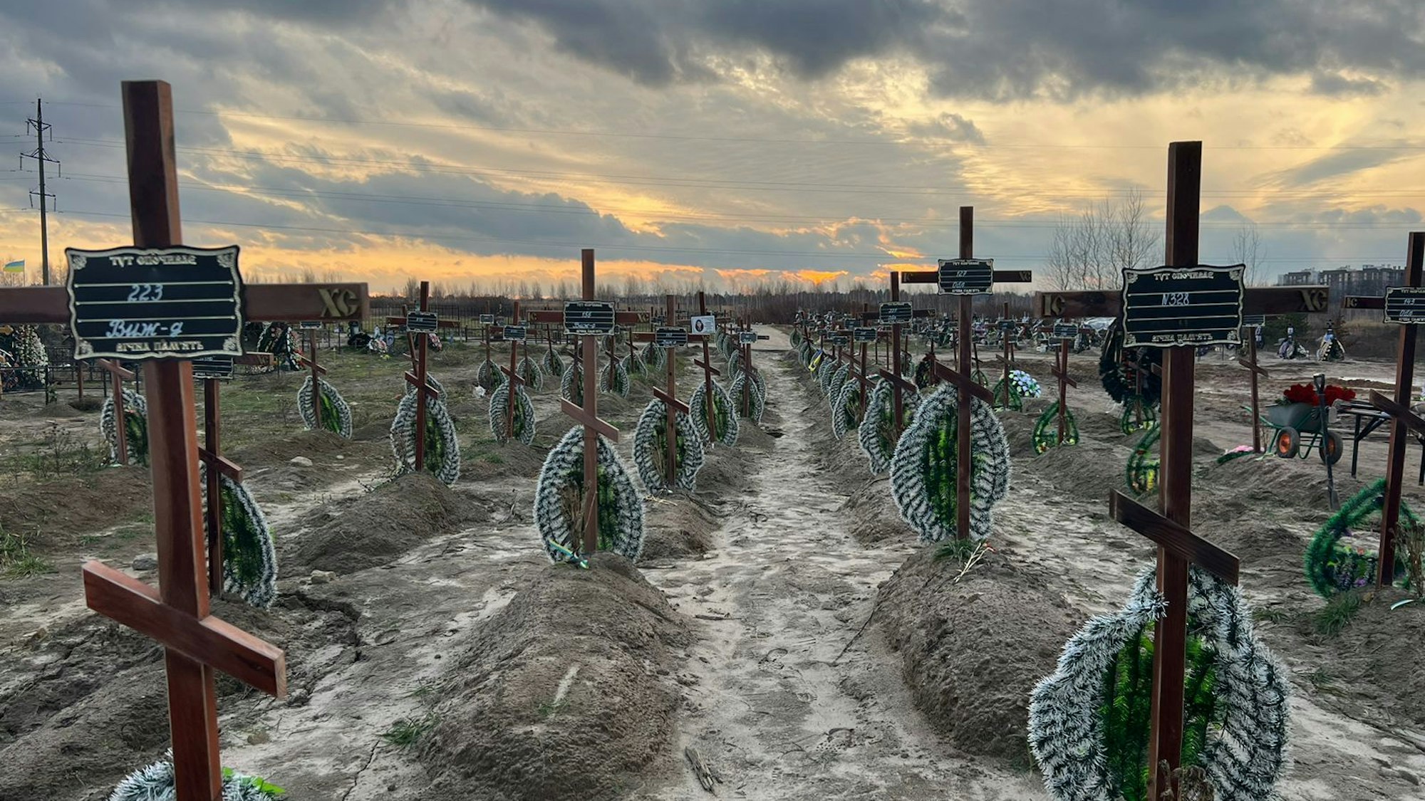 Grab neben Grab: Der Friedhof in Butscha mit den ermordeten Zivilisten, die nicht identifiziert werden konnten.