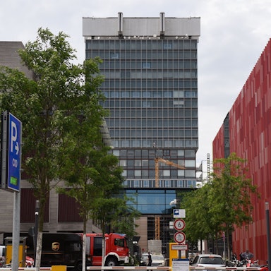 Blick auf Klinikgebäude