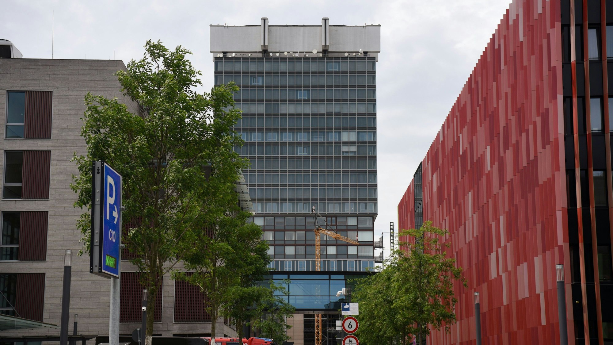 Blick auf Klinikgebäude