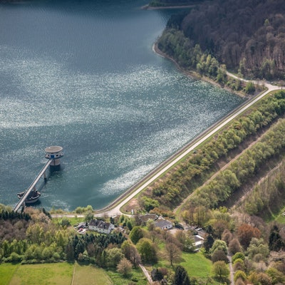 Wuppperverband zieht Bilanz: Begrünter Damm der Dhünntalsperre.