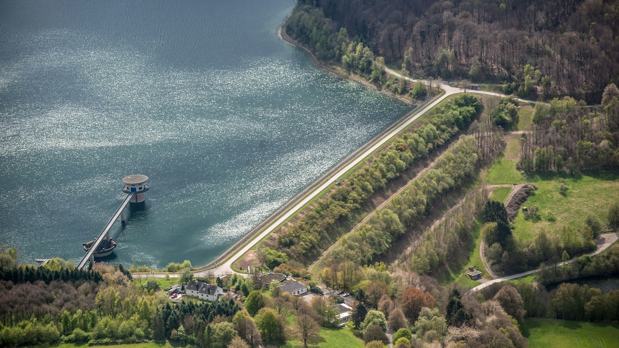 Wuppperverband zieht Bilanz: Begrünter Damm der Dhünntalsperre.