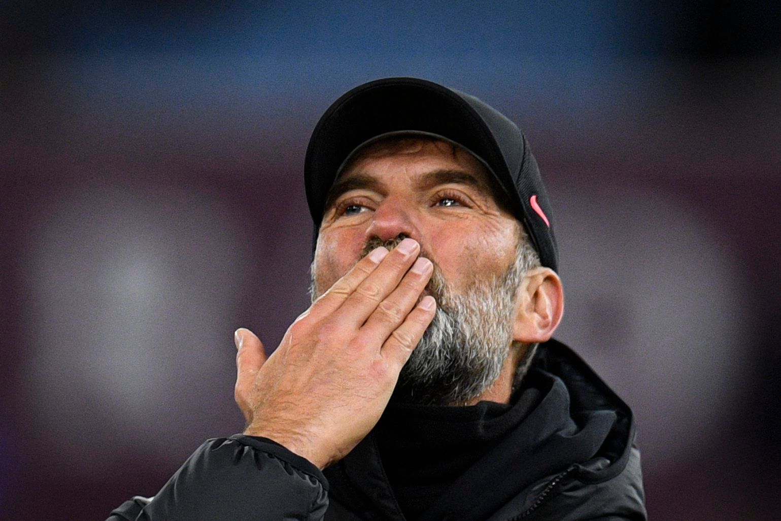 Jürgen Klopp verteilt Luftküsse im Stadion.