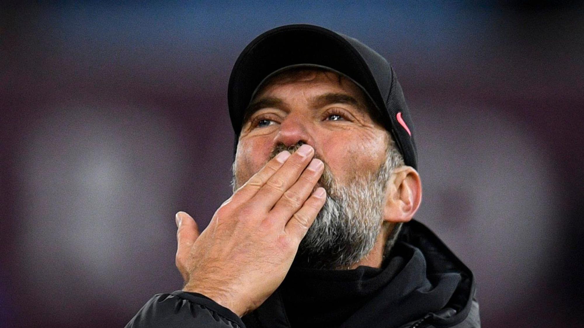 Jürgen Klopp verteilt Luftküsse im Stadion.