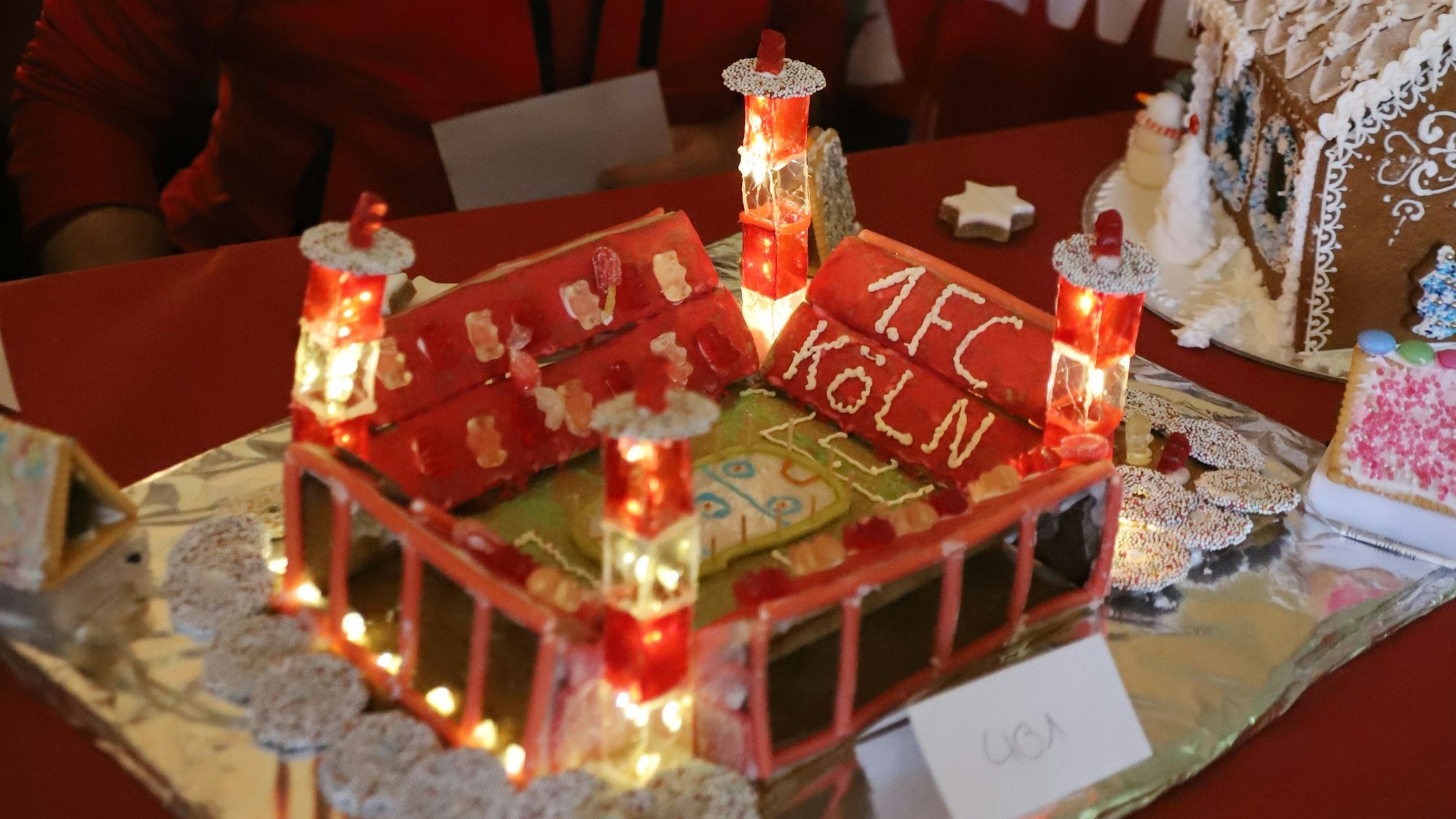 Das Rhein-Energie-Stadion aus Lebkuchen, mit Lichttürmen aus Gelantine
