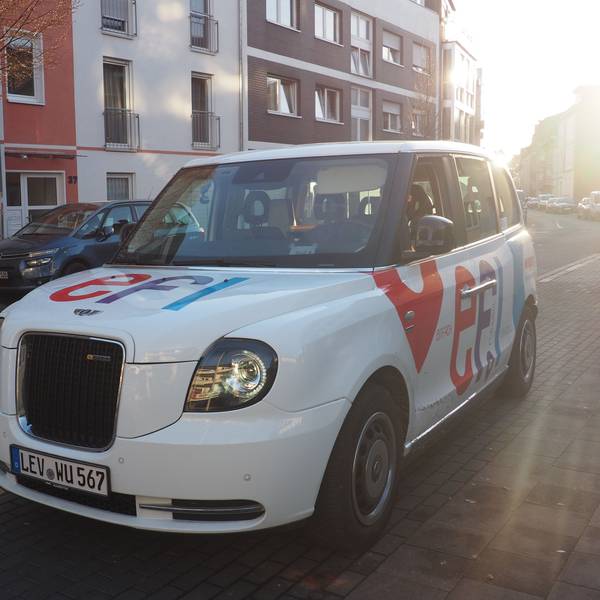 efi: Neues ÖPNV-Angebt der Wupsi in Leverkusen. Unsere Autorin ist efi gefahren. Der efi-Shuttle Typ "London-Taxi" in Opladen.