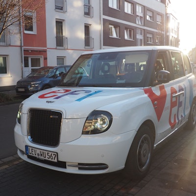 efi: Neues ÖPNV-Angebt der Wupsi in Leverkusen. Unsere Autorin ist efi gefahren. Der efi-Shuttle Typ "London-Taxi" in Opladen.