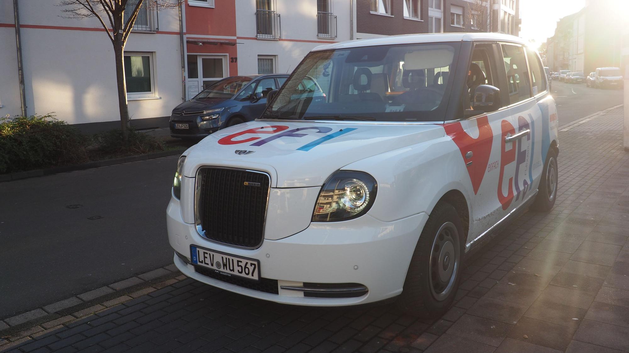 efi: Neues ÖPNV-Angebt der Wupsi in Leverkusen. Unsere Autorin ist efi gefahren. Der efi-Shuttle Typ "London-Taxi" in Opladen.